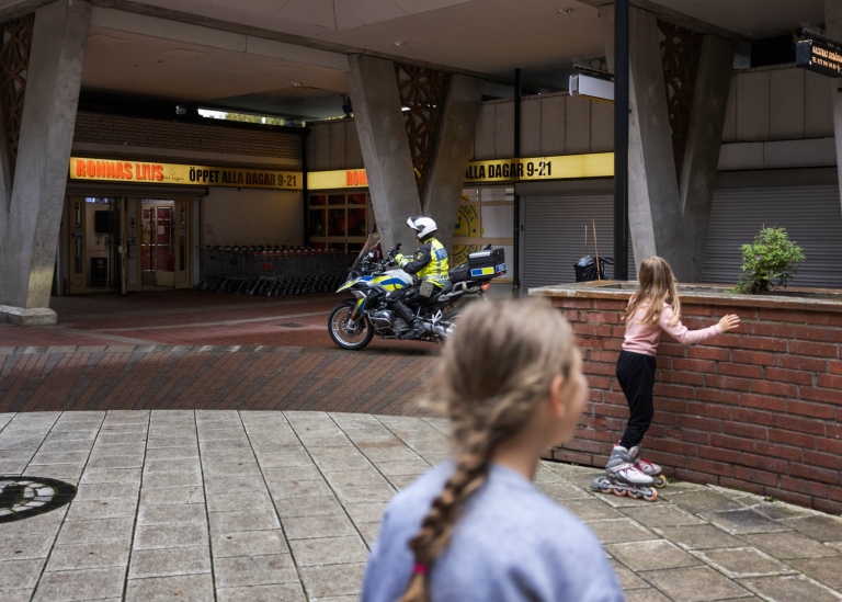 Polisen patrullerar runt i Ronna efter dödsskjutningarna i området. Foto: My Matson/Dagens Nyheter