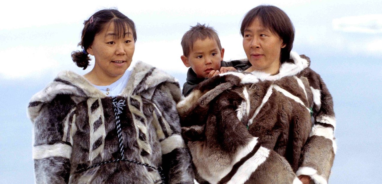Ansgar Walk, CC BY-SA 3.0 Wikimedia Commons - Igloolik Inuit women and child in traditional parkas