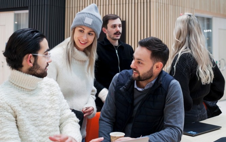 Studenter samarbetar vid studieplatser på campus Albano. 