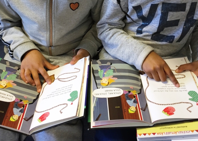 Två barn läser varsin bok