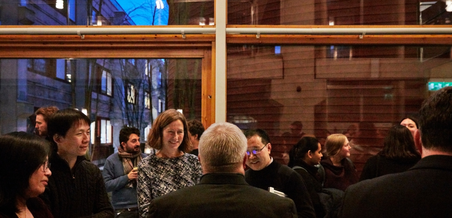 Lively discussions outside the Magneli hall