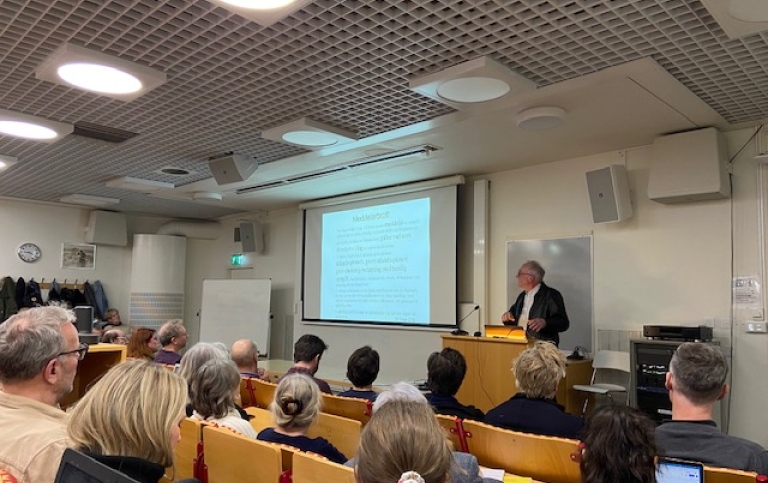 Nils Funcke föreläste under onsdagen inför en fullsatt JMK-sal. Foto: Yvonne Åstrand