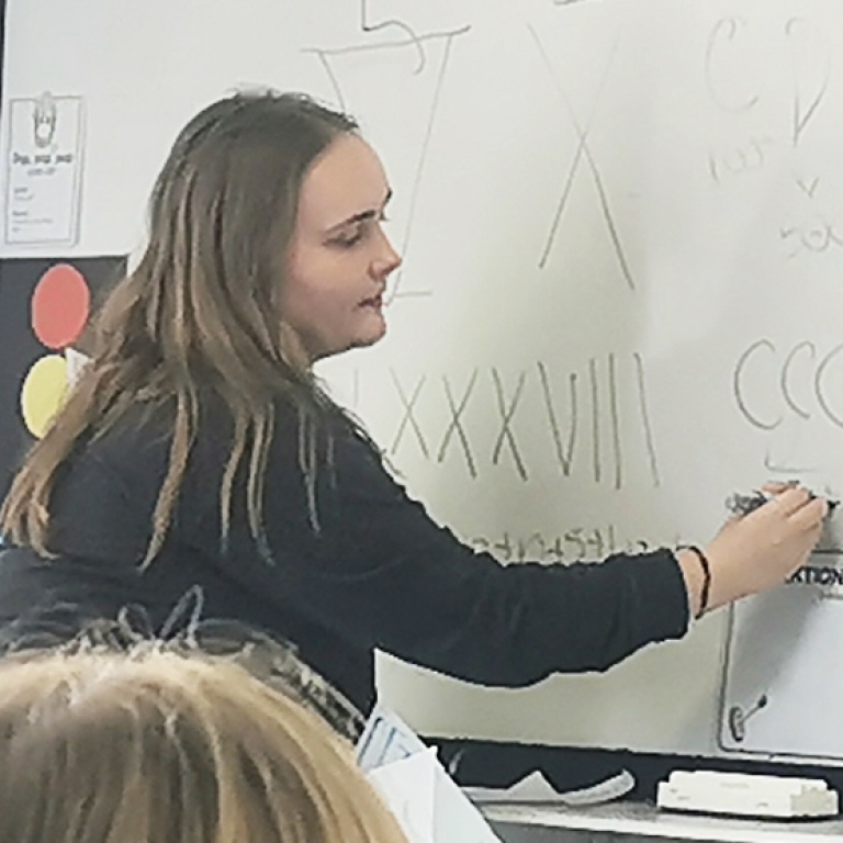Sarah Björk Griffith undervisar i en klass på Svenska Skolan i Teneriffa