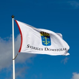Flag with the swedish court logo.