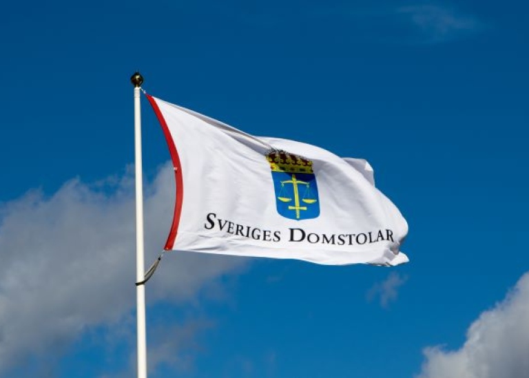 Flagga med Sveriges domstolars logga.