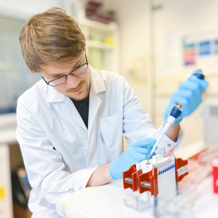 Student using an automatic pipette