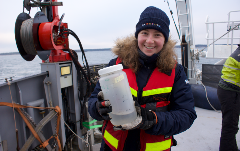 Biologistudenten Elena García Hernández får med sig växtplanktonprover. Foto- Michaela Lundell