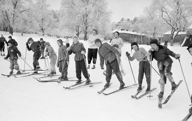 Skidskola i Hagaparken 1953. Foto: Jan Ehnemark/Digitala Stadsmuseet