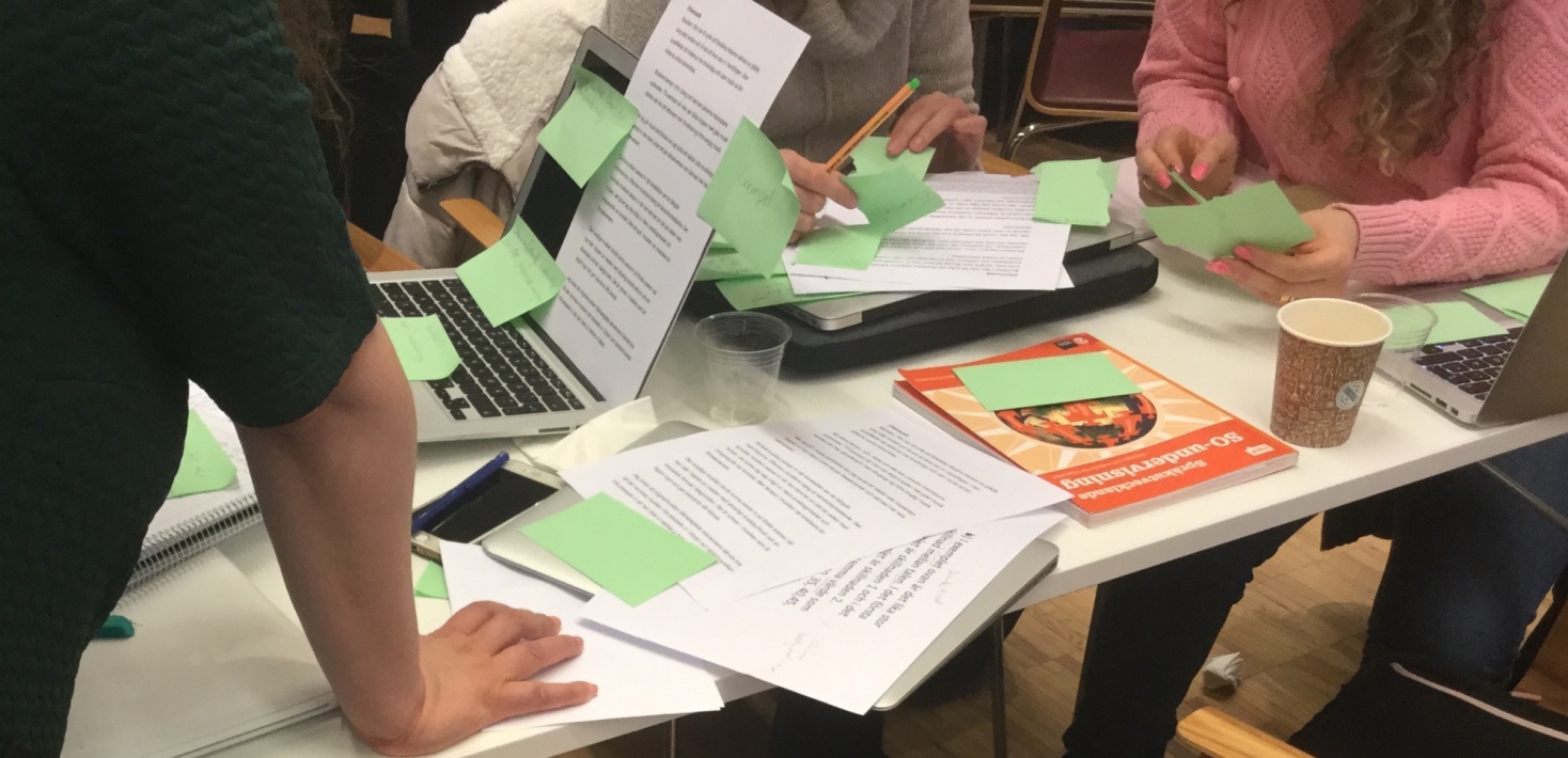  Aktiva samtal med Post-it-lappar som flyttas runt. Texter och datorer på bordet.