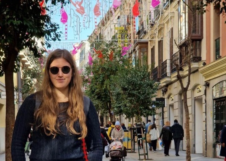 Felicia framför en av Madrids stora gator