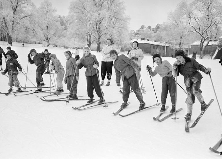 Barn åker skidor i Hagaparken 1953