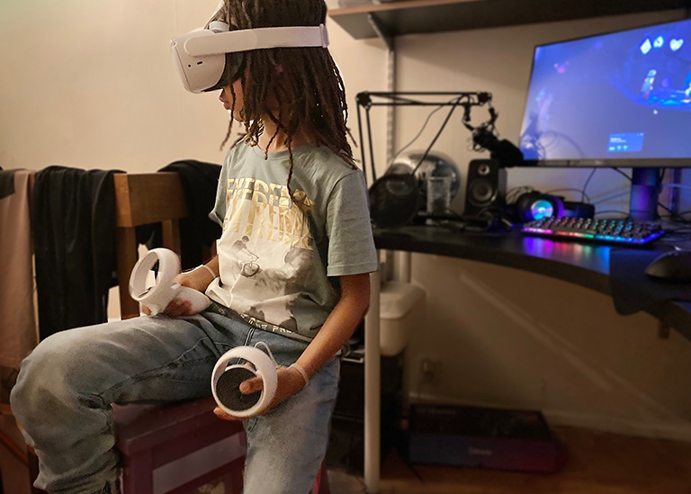 Barn spelar med VR-utrustning framför skärm