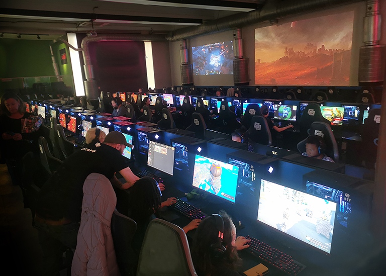 Lokal med datorskärmar i rader avsedd för spel