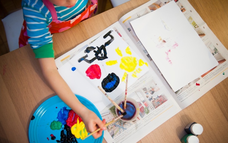 Barn som målar i förskolan