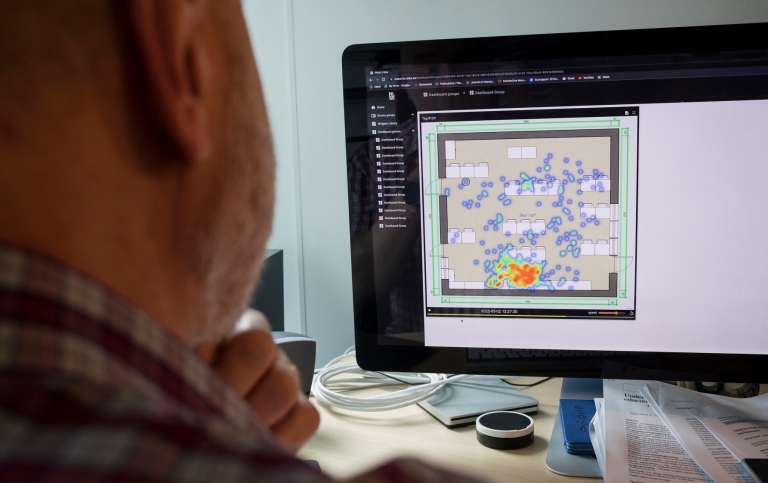 Forskare vid datorskärm som visar en så kallad "heatmap".