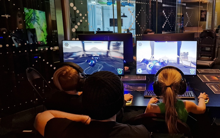 Barn testar spel på Tekniska museet. Foto: David Söderström