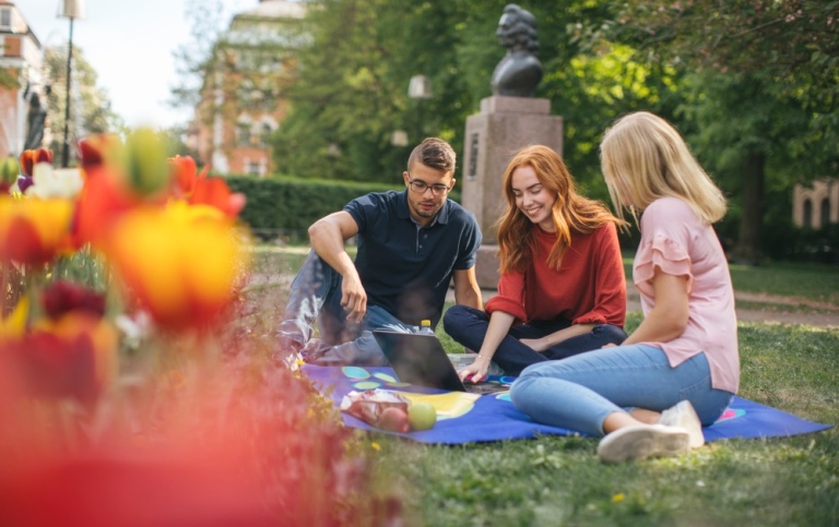 Studenter i somrig stadsmiljö