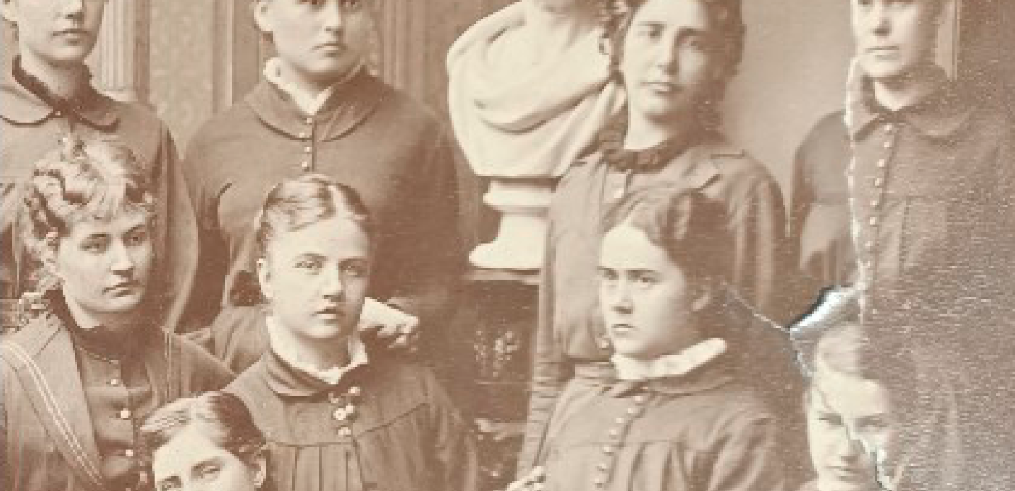 gammalt blekt svartvitt fotografi. flera unga kvinnor i 1800-talskläder.