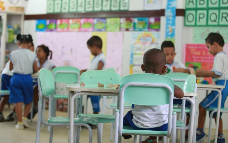 Barn i ett klassrum i ett latinamerikanskt land