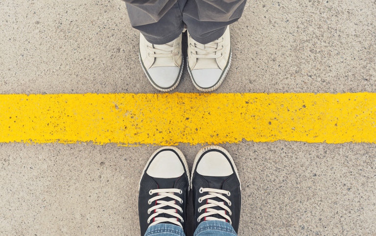 Sneakers ovanifrån på två sidor om en linje