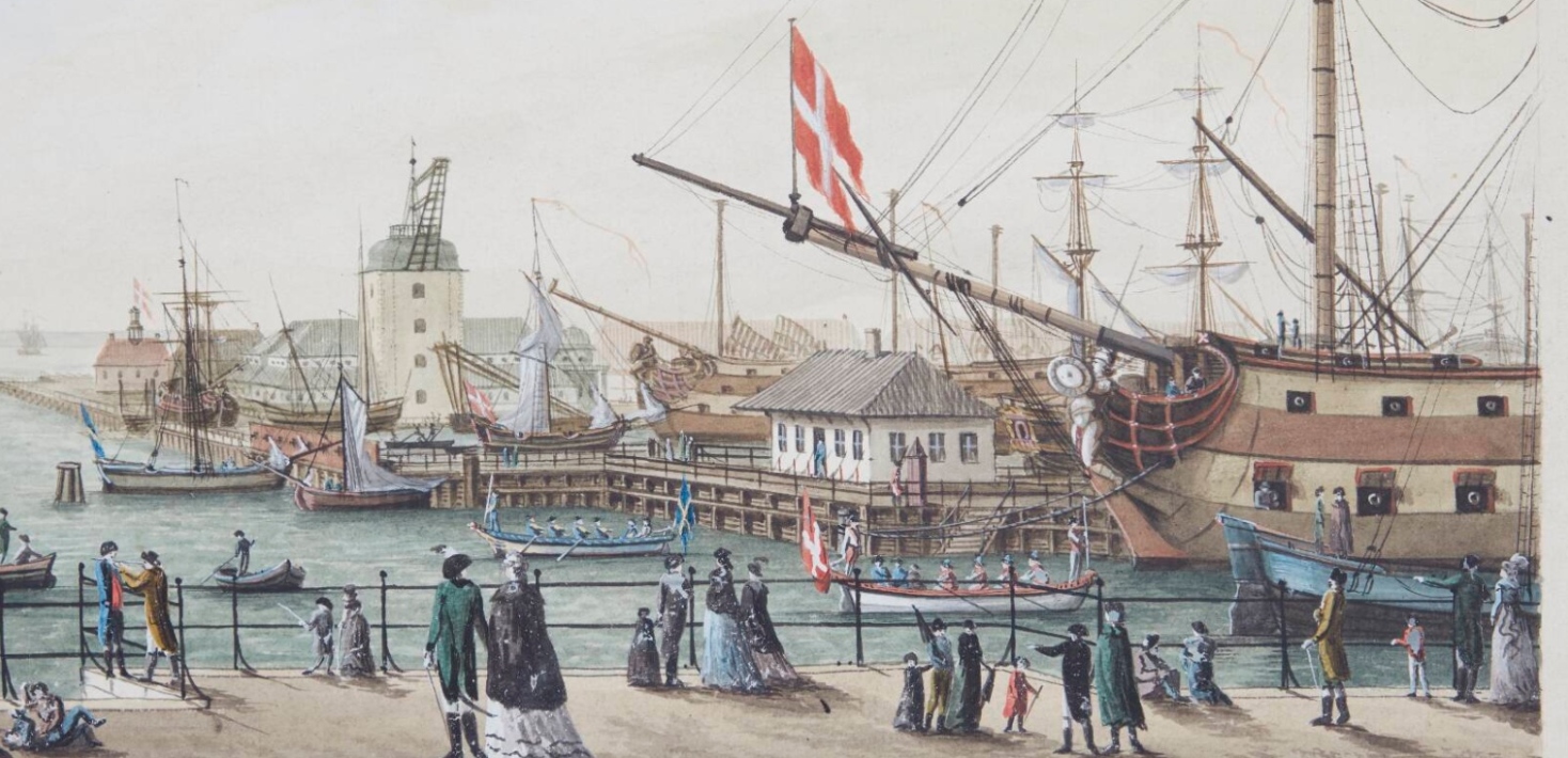 målning föreställande ett skepp med dansk flagg i en hamn. folk går förbi.