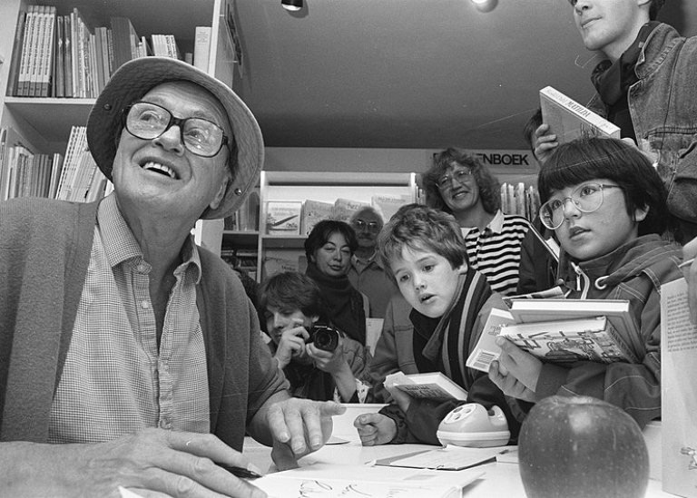 Roald Dahl signerar barnböcker i Amsterdam 1988. Foto: Rob Bogaerts, Anefo