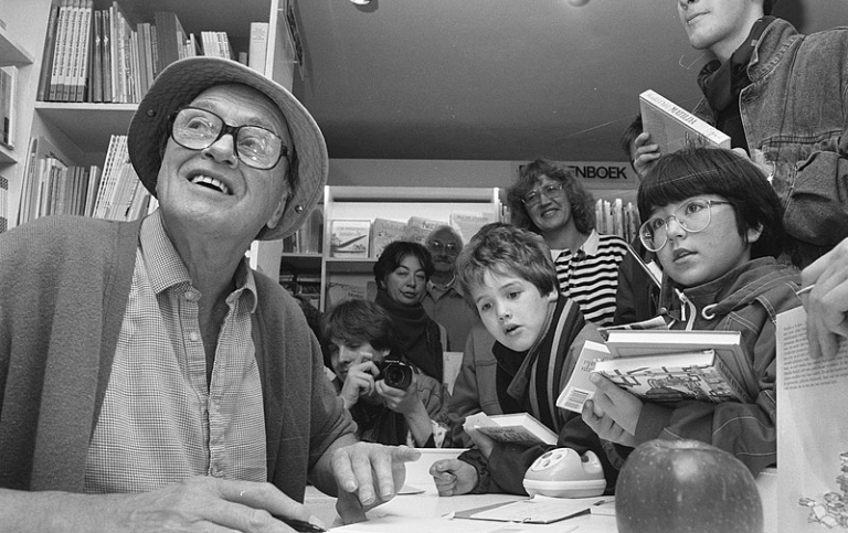 Roald Dahl signerar barnböcker i Amsterdam 1988. Foto: Rob Bogaerts, Anefo