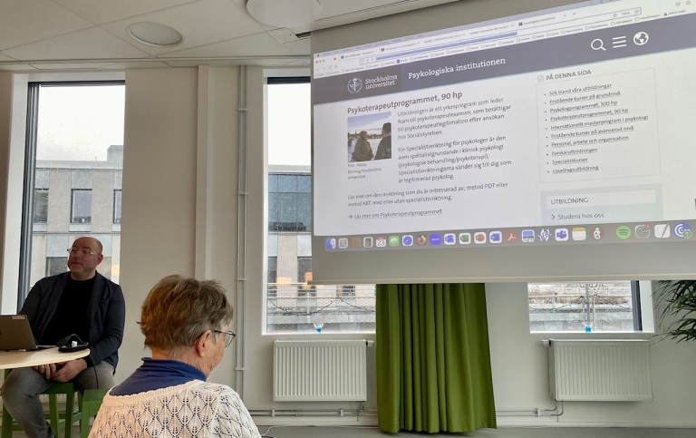 Jan Bergström presenterar. Foto: Gunnel Backenroth