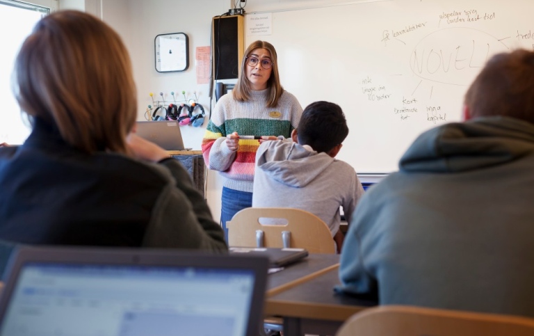 Lärarstudent tränar på att undervisa i en klass. Foto: Jens Olof Lasthein