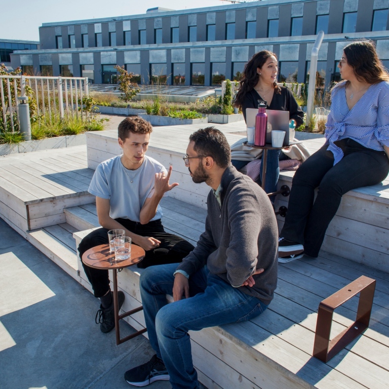 Studenter diskuterar på terrassen i Albano. Foto: Jens Olof Lasthein