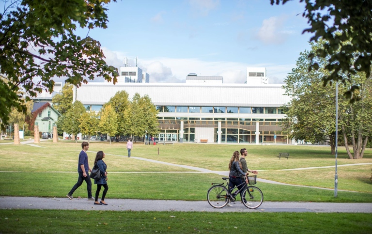 Människor som promenerar utanför Arrheniuslaboratoriet