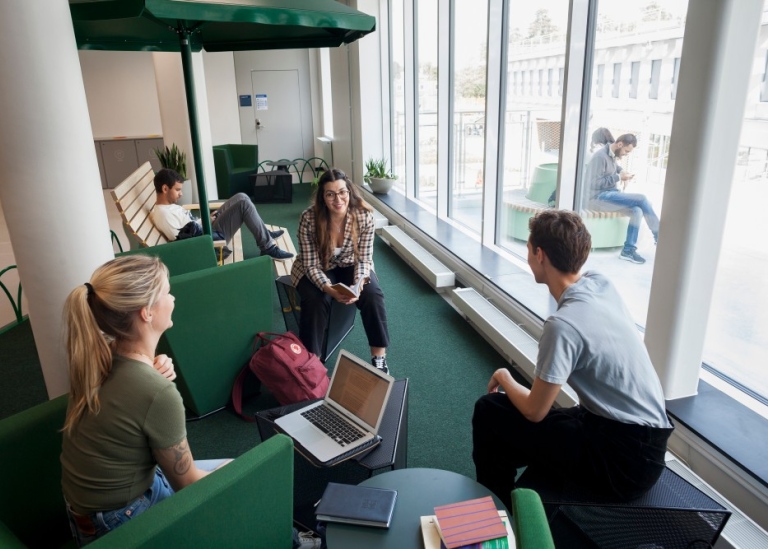 Studenter vid läsplatser på campus Albano.