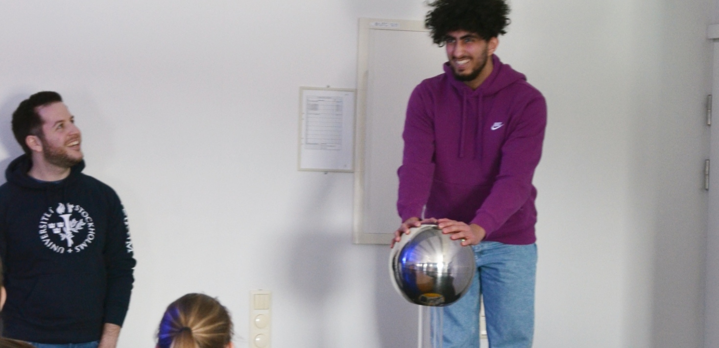 FysikShow visar statisk elektricitet för studenter på Basårsdagen 2023
