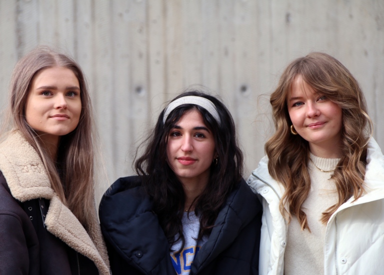 Reportrarna Emilia Lindell, Nadya Abbasi och Emma Rosdahl. Foto: Svante Emanuelli © 7 mars 2023.