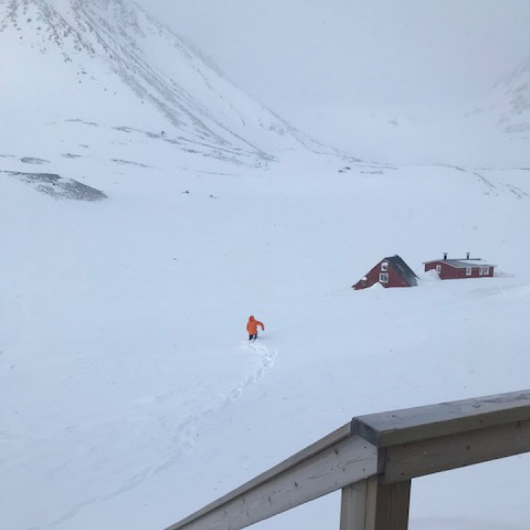 Snöskottning vid öppnandet av Tarfala forskningsstation. Foto: Annika Granebeck.