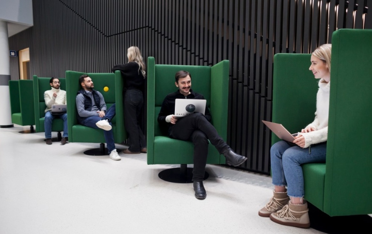 Studenter sitter i gröna snurrfåöljer på rad. Foto: Jens Olof Lasthein