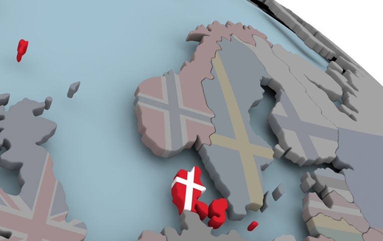 Karta över Danmark med danska flaggan inlagd innanför landsgränsen. Tonade kartor grannländerna.