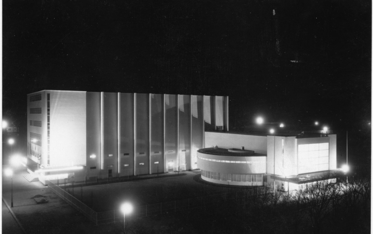 Helsingborgs konserthus. Arkitekt: Sven Markelius, byggår 1931-32. Källa: Arkdes Helsingborgs konserthus Exteriör i svartvitt foto