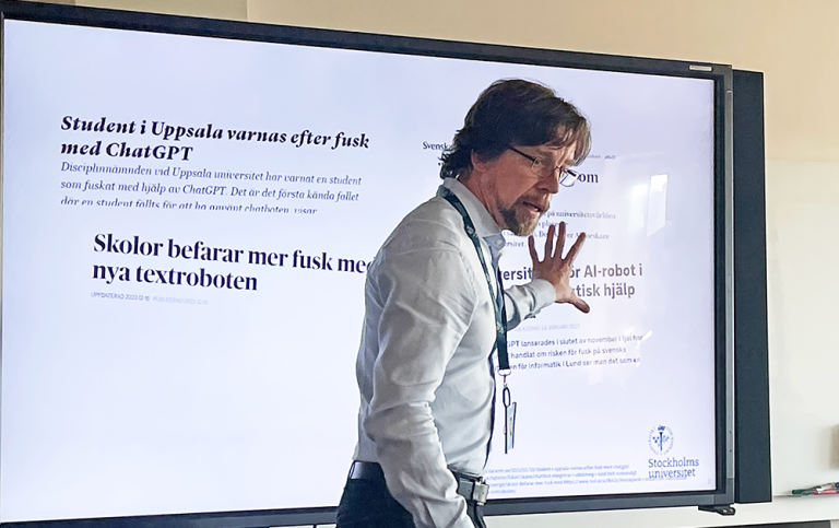 Martin Henkel presenterar ChatGPT för prefekterna på Samfak. Foto: Jelena Zdravkovic