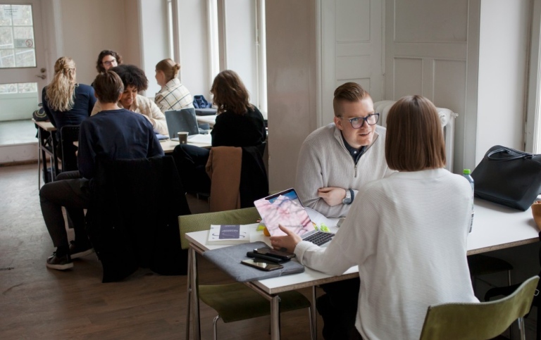 En grupp studenter på Café Bojan.