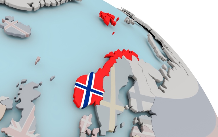 Karta över Norge med norska flaggan inlagd innanför landsgränsen.
