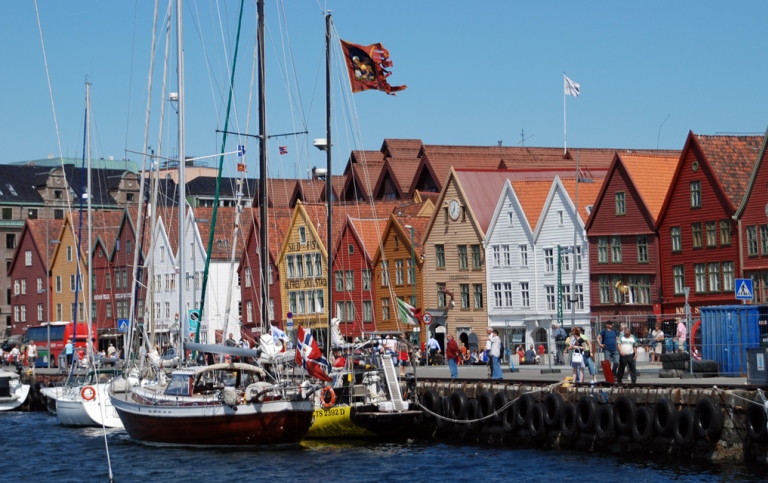 Bryggen i Bergen. Trähus och segelbåtar vid kaj.