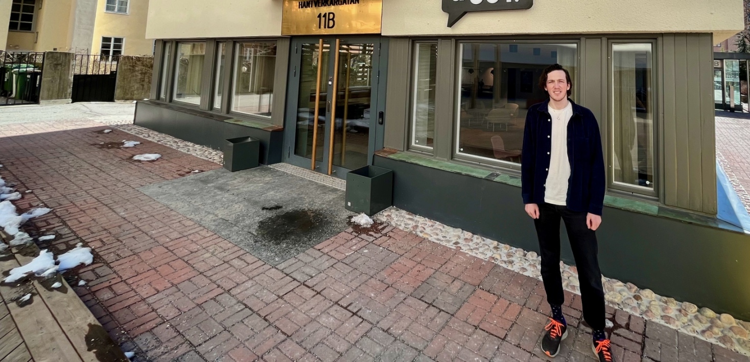 Alexander utanför kontoret i centrala Stockholm. Foto: Jenny Rosen