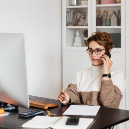 En kvinna framför datorn på hemmakontoret. Foto: Karolina Grabowska från Pexels