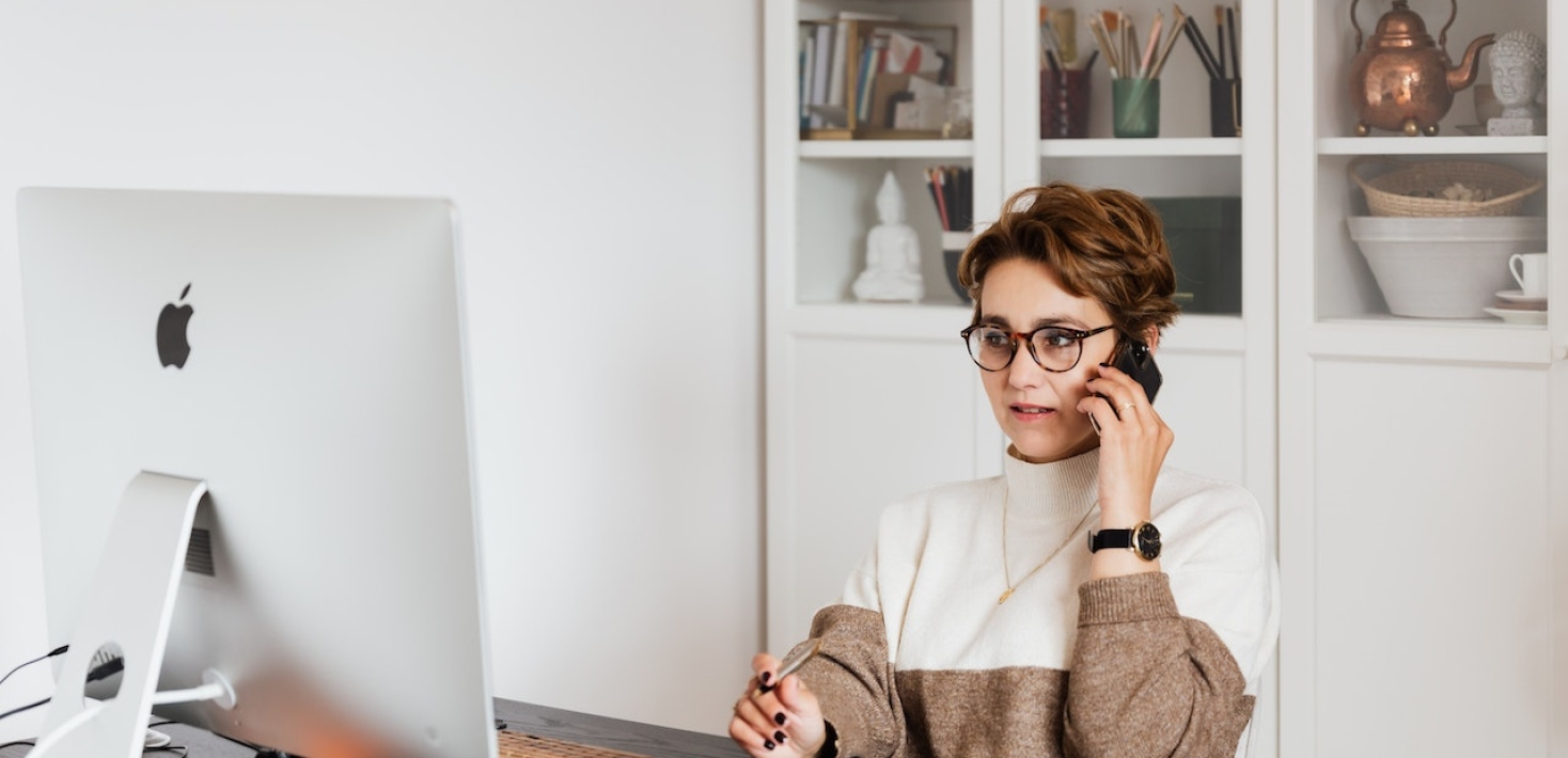 A woman at the computer in a home office. Photo: Karolina Grabowska from Pexels