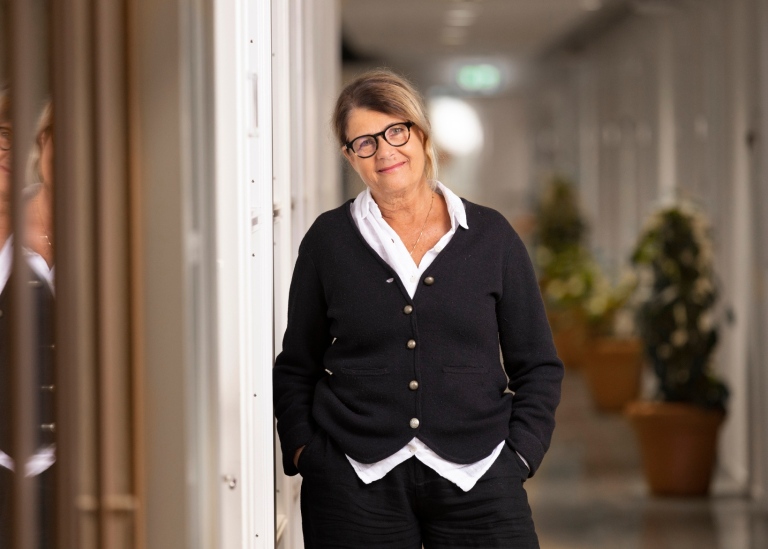 Ester Pollack, professor emerita i journalistik. Foto: Rickard Kilström © Stockholms univ. 2023