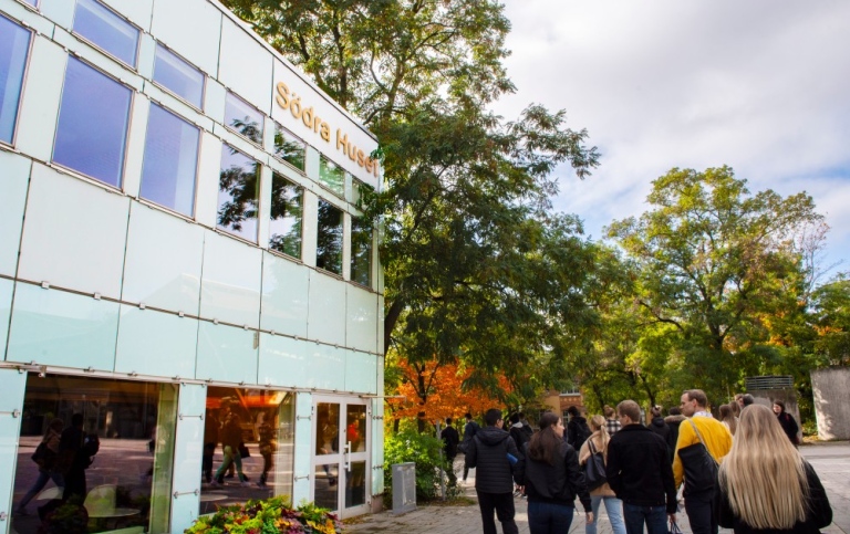 Studenter utanför Södra huset, Stockholms universitet