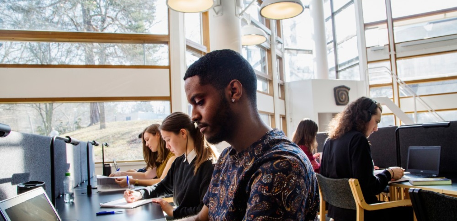 Studenter som pluggar i biblioteket.