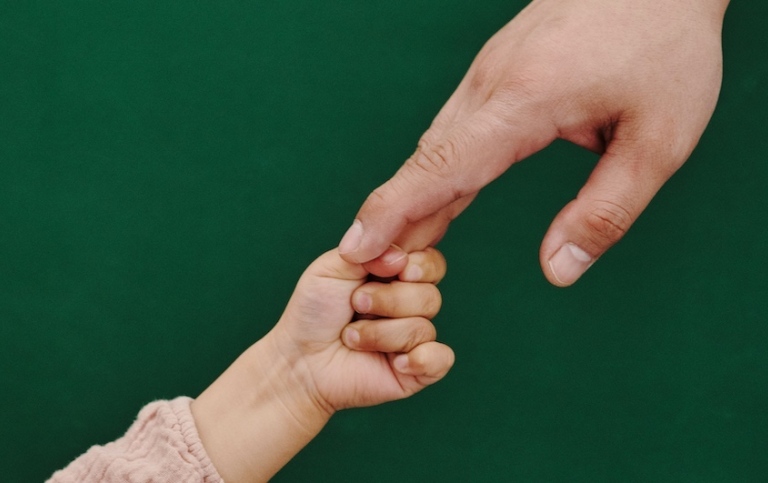 Vuxenhand – barnhand. Foto: Shotpot från Pexels.