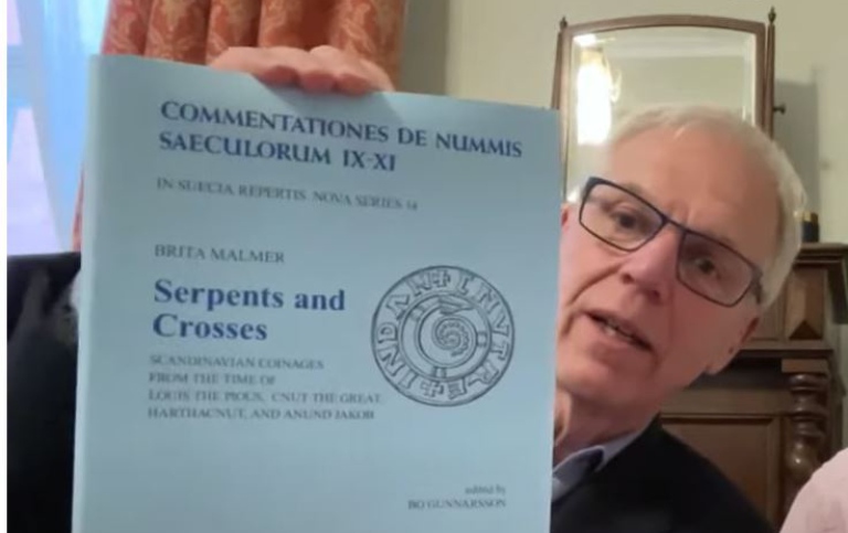 Bo Gunnarsson håller upp boken Serpents and Crosses